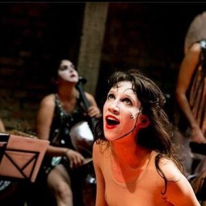 Isabela Mariotto Instagram - essa noite sonhei com o teatro. sonhei que estávamos em cartaz novamente com roda viva no @oficinauzynauzona .
não havia mais covid e a casa estava cheia. 
que assim seja 

#protejaoteatrooficina 
#oficinaélegado 

ft @jendoca