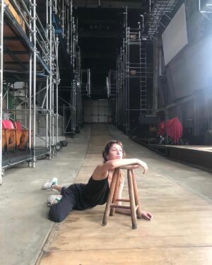 Isabela Mariotto Instagram - Registro do ensaio de ontem no teatro mais lindo do mundo. Acompanhada dos meus amores @danilograngheia , que tirou essa foto, e @carolsplendore 

Teatro é bom demais