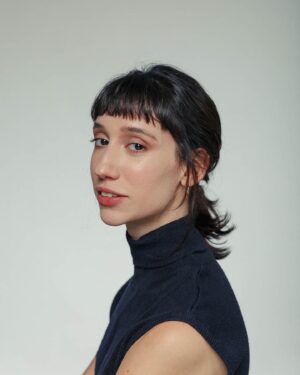 Isabela Mariotto Instagram - Se você se interessa por temas como desigualdade, sustentabilidade e também ama uma boa dose de irreverência, provavelmente foi impactado aqui pelos vídeos de Tina (@a.vida.de.tina), personagem viral criada pela atriz Isabela Mariotto (@isabela_mariotto) durante o ócio criativo pandêmico, em parceria com a também atriz Júlia Burnier, com quem divide a criação dos roteiros e a interpretação – Isabela é o corpo de Tina e Júlia, a voz. 

Mas a versatilidade e a destreza de Isabela como atriz não se resumem às esquetes divertidamente constrangedoras de Tina. Foi sob o teto do marco arquitetônico desenhado por Lina Bo Bardi para sediar o Teatro Oficina que a atriz encontrou solo fértil para se desenvolver como profissional. O diretor José Celso Martinez, com sua antena captadora de frequências, rapidamente percebeu o talento da atriz também para a comédia, lhe dando o desafio de interpretar personagens hilários em obras de peso como "Macumba Antropófaga" e "Roda Viva", que dispensam apresentação.

Mas foi no seu primeiro filme, o longa Regra 34, com direção de Julia Murat, que a paulistana viveu um dos grandes momentos da sua carreira até aqui. Indicado para o prêmio de Melhor Filme, na 75° edição do Festival de Locarno, um dos mais disputados festivais de cinema do mundo, que aconteceu durante o mês de agosto deste ano, na Suíça, o longa, que traz Isabela como um dos destaques, saiu vencedor máximo do festival. Isso mesmo: um filme brasileiro ganhou o título de melhor filme em um festival europeu, em tempos de desmonte da cultura no Brasil.

"Em meio à crise que vivemos num país em que a desigualdade é gigantesca, é razoável ter vergonha de ser herdeiro. Ao meu ver, o problema acontece quando essa vergonha passa a ser o motor das boas ações", conta Isabela em entrevista à repórter Ágata Fidelis (@agatafidelis). Confira o papo completo no link da bio!

📸: Divulgação

#avidadetina #precisotomarumaatitude #isabelamariotto #tina #humor #cinema #cinemanacional #regra34