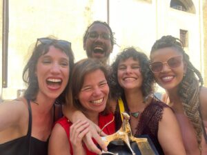 Isabela Mariotto Instagram - GANHAMOS O LEOPARDO DE OURO !!!!!!!! 

REGRA 34 MELHOR FILME NO @filmfestlocarno 

ALEGRIA SEM FIM!!!