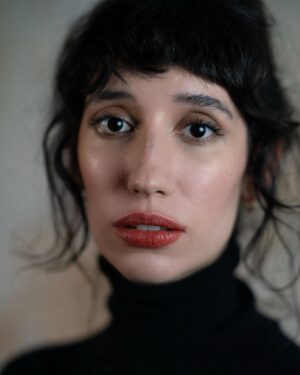 Isabela Mariotto Instagram - Essa é uma das fotos que a @julieta.bacchin tirou de mim. 
A maquiagem é do @luiscambuzano 

Eu amei esse dia e amei as fotos 💙
Agradeço imensamente o carinho e o talento desses dois