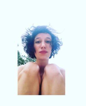Isabela Mariotto Instagram - montanha russa de dezembro 

depois de anos d pandemia que alegria rever amigos que moram longe 💙

e por fim um antes e depois da virada ou “por que raios fiz uma tribal no pescoço ?”

#ressacamoral 
#valeu2021 
#loas