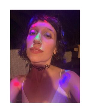 Isabela Mariotto Instagram - montanha russa de dezembro 

depois de anos d pandemia que alegria rever amigos que moram longe 💙

e por fim um antes e depois da virada ou “por que raios fiz uma tribal no pescoço ?”

#ressacamoral 
#valeu2021 
#loas