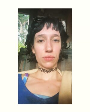 Isabela Mariotto Instagram - montanha russa de dezembro 

depois de anos d pandemia que alegria rever amigos que moram longe 💙

e por fim um antes e depois da virada ou “por que raios fiz uma tribal no pescoço ?”

#ressacamoral 
#valeu2021 
#loas