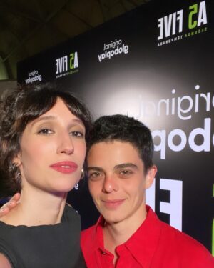 Isabela Mariotto Instagram - ESTREIA AMANHÃ! Segunda temporada de As Five na @globoplay 

Ontem comemoramos esse trabalho lindo que fizemos ao lado de tanta gente maravilhosa❤️

Em breve vocês poderão assistir nossa dupla em ação!