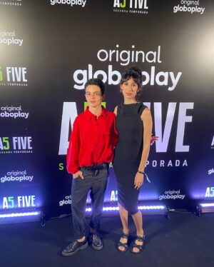 Isabela Mariotto Instagram - ESTREIA AMANHÃ! Segunda temporada de As Five na @globoplay 

Ontem comemoramos esse trabalho lindo que fizemos ao lado de tanta gente maravilhosa❤️

Em breve vocês poderão assistir nossa dupla em ação!