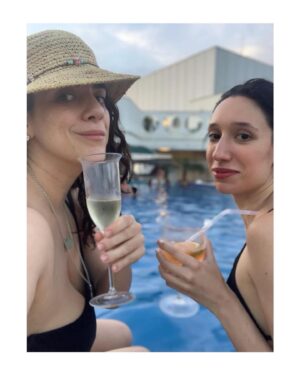Isabela Mariotto Instagram - feliz que ainda tem mais por vir 🦋 

chão de camarim
folga
primeira diária
outra folga
espera 
sono em quarto d hotel
emergência