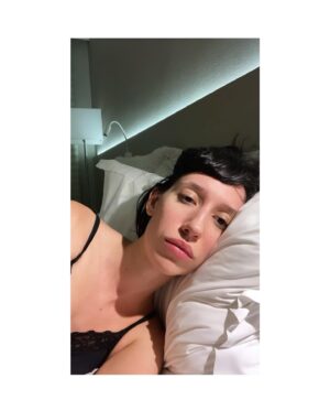 Isabela Mariotto Instagram - feliz que ainda tem mais por vir 🦋 

chão de camarim
folga
primeira diária
outra folga
espera 
sono em quarto d hotel
emergência