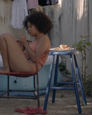 Isabela Mariotto Instagram - Se você se interessa por temas como desigualdade, sustentabilidade e também ama uma boa dose de irreverência, provavelmente foi impactado aqui pelos vídeos de Tina (@a.vida.de.tina), personagem viral criada pela atriz Isabela Mariotto (@isabela_mariotto) durante o ócio criativo pandêmico, em parceria com a também atriz Júlia Burnier, com quem divide a criação dos roteiros e a interpretação – Isabela é o corpo de Tina e Júlia, a voz. 

Mas a versatilidade e a destreza de Isabela como atriz não se resumem às esquetes divertidamente constrangedoras de Tina. Foi sob o teto do marco arquitetônico desenhado por Lina Bo Bardi para sediar o Teatro Oficina que a atriz encontrou solo fértil para se desenvolver como profissional. O diretor José Celso Martinez, com sua antena captadora de frequências, rapidamente percebeu o talento da atriz também para a comédia, lhe dando o desafio de interpretar personagens hilários em obras de peso como "Macumba Antropófaga" e "Roda Viva", que dispensam apresentação.

Mas foi no seu primeiro filme, o longa Regra 34, com direção de Julia Murat, que a paulistana viveu um dos grandes momentos da sua carreira até aqui. Indicado para o prêmio de Melhor Filme, na 75° edição do Festival de Locarno, um dos mais disputados festivais de cinema do mundo, que aconteceu durante o mês de agosto deste ano, na Suíça, o longa, que traz Isabela como um dos destaques, saiu vencedor máximo do festival. Isso mesmo: um filme brasileiro ganhou o título de melhor filme em um festival europeu, em tempos de desmonte da cultura no Brasil.

"Em meio à crise que vivemos num país em que a desigualdade é gigantesca, é razoável ter vergonha de ser herdeiro. Ao meu ver, o problema acontece quando essa vergonha passa a ser o motor das boas ações", conta Isabela em entrevista à repórter Ágata Fidelis (@agatafidelis). Confira o papo completo no link da bio!

📸: Divulgação

#avidadetina #precisotomarumaatitude #isabelamariotto #tina #humor #cinema #cinemanacional #regra34