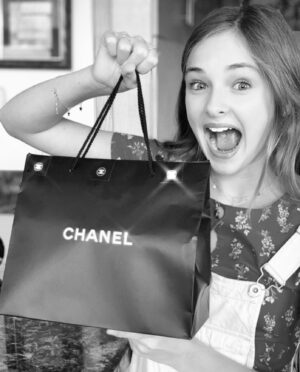 Isabella Kai Instagram - Speechless. Thank you @chanelofficial 💋❤️ best.surprise.ever❕