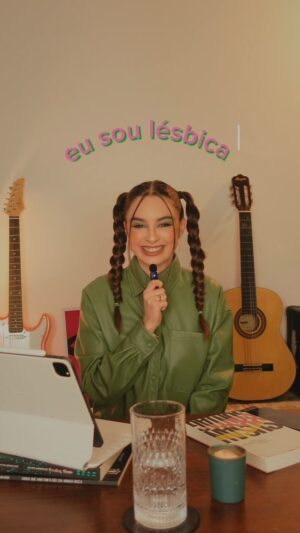 Isabella Moreira Instagram - chá revelação: é uma sapatilha família 🩰🌈