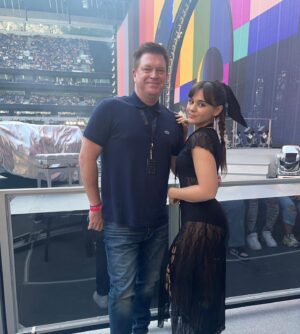 Isabella Pappas Instagram - @beyonce was unreal 🫡 thank you for taking me @cpetey222 and for the onstage seats ahhhhh🖤🤭
