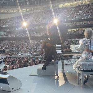 Isabella Pappas Instagram - @beyonce was unreal 🫡 thank you for taking me @cpetey222 and for the onstage seats ahhhhh🖤🤭