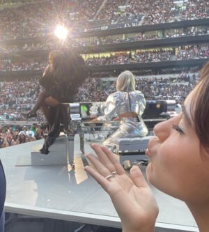 Isabella Pappas Instagram - @beyonce was unreal 🫡 thank you for taking me @cpetey222 and for the onstage seats ahhhhh🖤🤭