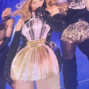 Isabella Pappas Instagram - @beyonce was unreal 🫡 thank you for taking me @cpetey222 and for the onstage seats ahhhhh🖤🤭