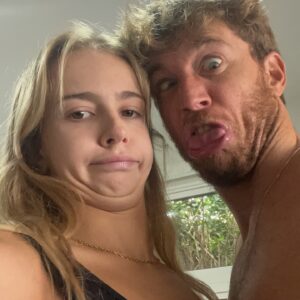 Isabella Scherer Instagram - Hoje é aniversário do Pequeno, que nem pequeno é…
Mas se tem uma coisa que eu posso dizer com toda certeza do mundo é que meu amor pelo pequeno é tudo, menos pequeno ❤️ 
Tenho muito orgulho da nossa historia e da nossa familia, espero apagar todas as velas com você, de preferência em um bolo feito por mim 🎂