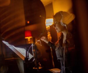 Isabelle Boulay Instagram - Dans mon nouvel album 𝙇𝙚𝙨 𝙘𝙝𝙚𝙫𝙖𝙪𝙭 𝙙𝙪 𝙥𝙡𝙖𝙞𝙨𝙞𝙧 (𝘽𝙤𝙪𝙡𝙖𝙮 𝙘𝙝𝙖𝙣𝙩𝙚 𝘽𝙖𝙨𝙝𝙪𝙣𝙜) 𝗮̀ 𝗽𝗮𝗿𝗮𝗶̂𝘁𝗿𝗲 𝗹𝗲 𝟭𝟳 𝗺𝗮𝗿𝘀, à votre avis, quels sont les titres du répertoire de Bashung que j’ai choisis d’y interpréter?
 
💿 𝗔𝗹𝗯𝘂𝗺 𝗲𝗻 𝗽𝗿𝗲́𝗰𝗼𝗺𝗺𝗮𝗻𝗱𝗲 𝗱𝗲̀𝘀 𝗺𝗮𝗶𝗻𝘁𝗲𝗻𝗮𝗻𝘁! Lien dans ma bio
.
.
📸 Photo en studio de @frederiquema