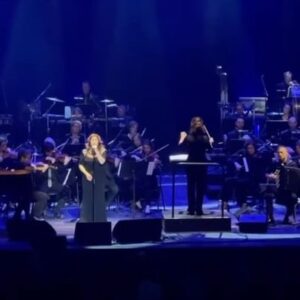 Isabelle Boulay Instagram - Un « petit bout de film » d’une soirée magique à 𝗟𝗮 𝗦𝗲𝗶𝗻𝗲 𝗠𝘂𝘀𝗶𝗰𝗮𝗹𝗲 à chanter PIAF accompagnée de l’𝗼𝗿𝗰𝗵𝗲𝘀𝘁𝗿𝗲 𝗖𝗼𝗹𝗼𝗻𝗻𝗲 𝘀𝗼𝘂𝘀 𝗹𝗮 𝗱𝗶𝗿𝗲𝗰𝘁𝗶𝗼𝗻 𝗱’𝗔𝗹𝗶𝘇𝗲́ 𝗟𝗲́𝗵𝗼𝗻.

Merci à 𝗡𝗼𝗯𝘂𝘆𝘂𝗸𝗶 𝗡𝗮𝗸𝗮𝗷𝗶𝗺𝗮 au piano et aux arrangements et à 𝗔𝘂𝗿𝗲́𝗹𝗶𝗲𝗻 𝗡𝗼𝗲̈𝗹 à l’accordéon.

Merci au public d’avoir ouvert son cœur à ce « Chant d’amour »! 💗

Merci au grand 𝗖𝗵𝗮𝗿𝗹𝗲𝘀 𝗗𝘂𝗺𝗼𝗻𝘁, ami et compositeur d’Édith PIAF de sa présence lumineuse et à 𝗦𝗮𝗯𝗶𝗻𝗲 et 𝗚𝗶𝗹 𝗠𝗮𝗿𝘀𝗮𝗹𝗹𝗮 de l’invitation!

Isabelle 🌷