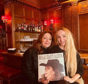 Isabelle Boulay Instagram - Avec moi, Chloé Mons, « femme
artiste », solaire et ardente. ☀️🔥🎶

Grande et vraie rencontre grâce à Alain Bashung sur qui, de son amour, elle continue de veiller. 

Merci @chloemons ❤️
. . .

OPEN YOUR EARS… WELCOME TO THIS 
BEAUTIFUL ALBUM… @isabelleboulayofficiel ✨

#coveralbum #music #alainbashung #hommage #listenwithyourears #beauty 
#hotelraphael #isabelleboulay #bashung