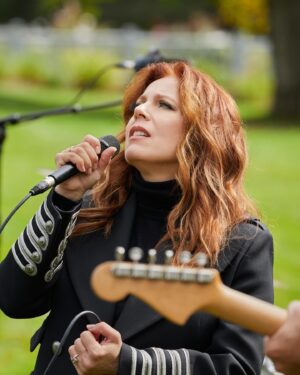 Isabelle Boulay Instagram - 𝐋𝐞 𝐜𝐡𝐚𝐧𝐭 𝐝𝐞𝐬 𝐩𝐨𝐬𝐬𝐢𝐛𝐥𝐞𝐬 🎤🧚‍♀️ 

𝐂𝐞 𝐬𝐨𝐢𝐫 𝟐𝟎 𝐡 𝐚̀ @telequebec 

Je vous donne rendez-vous pour des performances uniques entourée de mes musiciens, captées dans des lieux qui me sont symboliques et chers. Un concert intimiste où les interprétations se marient à l’immensité du fleuve et des paysages côtiers. 🌊

📷 Jean-François Bérubé
. . . 
#isabelleboulay #lechantdespossibles #gaspesie #nature #concert #intimiste #confidences #captation #telequebec