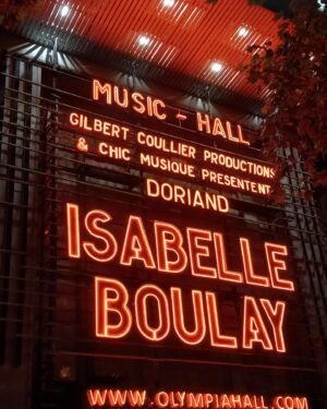 Isabelle Boulay Instagram - La nuit est tombée, les lettres de feu se sont éteintes , mais le souvenir de cette soirée et de vos mots doux m’accompagnent comme un feu de joie…
Je me suis réveillée avec un baume au cœur et avec le vœu ardent de continuer à chanter pour vous.
Merci encore à tous les beaux humains qui m’accompagnent et à vous qui venez à notre rencontre!
Votre Isabelle 🧚🏼‍♀️