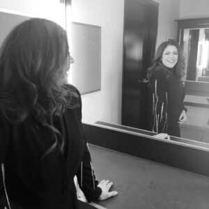 Isabelle Boulay Instagram - Juste avant d’entrer en scène... avec mes habits de lumières signés @maisonarthuraquino