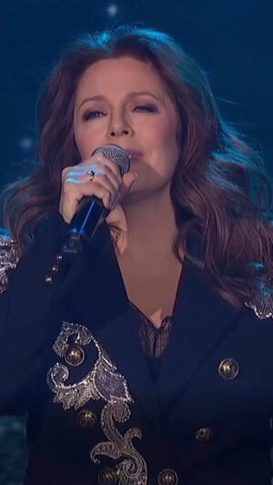 Isabelle Boulay Instagram - Samedi dernier, j’ai eu le plaisir de chanter @endirectdelunivers de @laurentduvernaytardif !
・・・
Notre voilier a accosté à Amsterdam pour une performance envoutante d’@isabelleboulayofficiel. 🥰⛵️ 

Pour voir ou revoir l’extrait au complet, rendez-vous au Radio-Canada.ca/endirectdelunivers