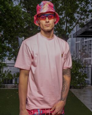 Isaiah Campbell Instagram - Real men can rock Pink🥱💕

Photographer- @felixangel__ 
Production- @revelartpro 
Brand Owner- @alecmonopoly @therealnobu