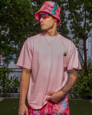 Isaiah Campbell Instagram - Real men can rock Pink🥱💕

Photographer- @felixangel__ 
Production- @revelartpro 
Brand Owner- @alecmonopoly @therealnobu