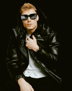 Isaiah Campbell Instagram - Talk 2 me nice🕶️

Photographer- @cv.commmm