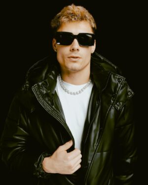 Isaiah Campbell Instagram - Talk 2 me nice🕶️

Photographer- @cv.commmm