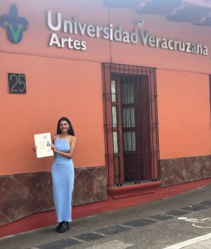 Ishbel Bautista Instagram - Titulada con título y muy feliz.
🍃🌿🌱
Ocurrieron cosas muy bonitas  estos días que mi Ishbel Universitaria no podría creer,agradezco al tiempo por sus lecciones, por esta tierra que siempre tiene un mensaje de amor y fe en mi alma,Xalapa que me dice siempre  que siga mi Corazón.

Ishbel del futuro no te preocupes,siempre se vuelve a creer.

Gracias a mi Mamá, mi Abuelita Vero, mi Papá  y mi tío Pedro por alimentar y cuidar  esté  sueño tan loco. 
Les amo mucho 💜