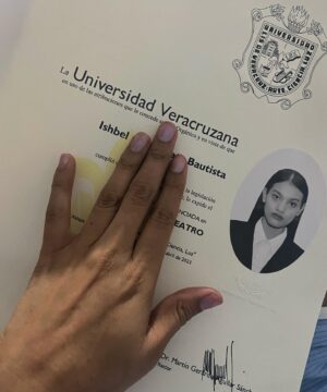 Ishbel Bautista Instagram - Titulada con título y muy feliz.
🍃🌿🌱
Ocurrieron cosas muy bonitas  estos días que mi Ishbel Universitaria no podría creer,agradezco al tiempo por sus lecciones, por esta tierra que siempre tiene un mensaje de amor y fe en mi alma,Xalapa que me dice siempre  que siga mi Corazón.

Ishbel del futuro no te preocupes,siempre se vuelve a creer.

Gracias a mi Mamá, mi Abuelita Vero, mi Papá  y mi tío Pedro por alimentar y cuidar  esté  sueño tan loco. 
Les amo mucho 💜