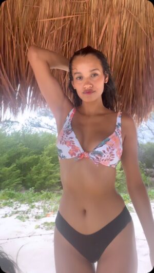 Ishbel Bautista Instagram - 🌊🌱
Tranquilo y tropical