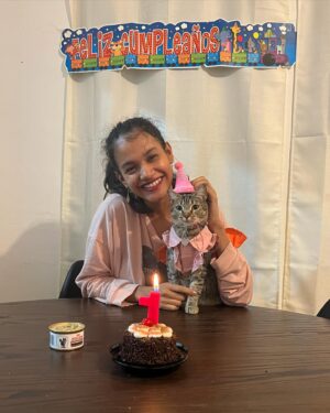 Ishbel Bautista Instagram - Feliz 1 año de vida a mi bebe. 
Lluvia ☔️ 💜
Te amo mucho mucho. 

Gracias por la s fotos y la bonita compañía @ximena.altair