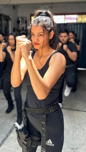 Ishbel Bautista Instagram - Hace un par de meses  tome un Training de acción actoral con @training.stuntmx  y fue súper divertido. Ame mucho sentirme peligrosa y letal. 💅🏽👊🏽

Muchas gracias 💜🙏🏽

Gracias también a mi bellísima @gabriela_cartol 
(Las Armas son de utileria)