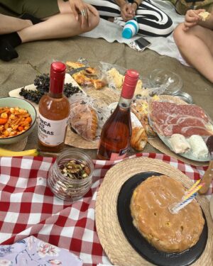 Ishbel Bautista Instagram - Ayer fue un cumpleaños tan pero tan bonito que sé que lo llevaré en mi corazón toda la vida.
Agradezco infinitamente todo el amor que recibí. 
Gracias a quienes me acompañaron ayer (aunque no salen todos en las fotos,les quiero mucho) 
Gracias por los mensajes,historias y 
llamadas de afecto y amor.
Abrazo esté nuevo ciclo con mucho amor y fuerza.
