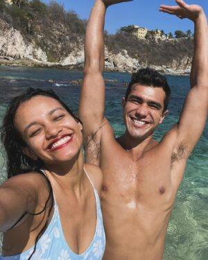Ishbel Bautista Instagram - Gracias Universo por la magia de los encuentros, el mar y los momentos maravillosos. 💜🌸
@langostathemovie

( no salen todos los compañeros de viaje pero están en mi corazón)