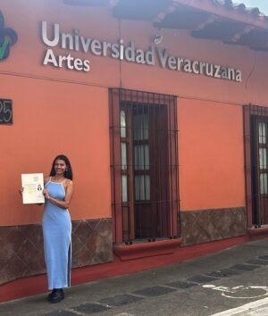Ishbel Bautista Instagram - Titulada con título y muy feliz.
🍃🌿🌱
Ocurrieron cosas muy bonitas  estos días que mi Ishbel Universitaria no podría creer,agradezco al tiempo por sus lecciones, por esta tierra que siempre tiene un mensaje de amor y fe en mi alma,Xalapa que me dice siempre  que siga mi Corazón.

Ishbel del futuro no te preocupes,siempre se vuelve a creer.

Gracias a mi Mamá, mi Abuelita Vero, mi Papá  y mi tío Pedro por alimentar y cuidar  esté  sueño tan loco. 
Les amo mucho 💜