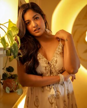 Ishita Dutta Instagram - 🤍🤍🤍

Shot by @yash_bhatwal_photography 
Makeup @falgunikapasi_mua 
Hair @hairbygeetabhadra 
Video @portraitdeewana 
Stylist: @styledbynikinagda 
Outfit: @label_reyya @pr_vartika 
Location @craycraftmumbai