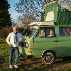 Ismaël Khelifa Instagram - Merci d'avoir été si nombreux à regarder @jeromepitorinoff  sillonner les routes des #Charentes dans ces Echappées Belles inédites hier soir sur France 5.

Pour revoir l'émission #EchappéesBelles, c'est sur @france.tv ➡ bit.ly/EchappeesBellesReplay

Bravo aux équipes : @bo_travail  @Loris Quinto @QuentinFrichitthavong  @yannmanier  @jeremi_nb  anne duchene 

Voici nos bonnes adresses : 

Louer un combi vintage en Charente : 
https://ileauxcombis.fr/

Louer un vélo à Cognac : 
@veloland_cognac 

Louer un vélo électrique ou un canoë : 
@ouestcharente.outdoor 

Manger un bon fromage à Rochefort Chez Régis 

Déguster du bon vinaigre au baume de bouteville : 
@lebaumedebouteville 

Découvrir la broderie main au Begonia d’or : 
https://www.broderieor.com/

Découvrir les activités char et paddle avec Latitude : 
@latitude.char.sup 

Spectacle son et lumière de bourg charente : 
https://www.son-lumiere-bourg-charente.com/

Une belle croisière en voilier : 
@albarquel1957_voilier 

Ferme aquacole de l’île Madame : 
https://www.ilemadame.com/

Manger des crêpes à Châtelaillon : 
@les_bains_des_fleurs 

Aider et participer aux sorties de l’association Vagdespoir :
@vagdespoir_official 

Aider et soutenir les enfants atteints du Syndrome de Dravet :
https://www.dravet.fr/

Manger à Cognac : 
Poulpette
contact@poulpette.com 

Découvrir les cocktails au Cognac au bar Luciole : 
www.bar-luciole.com

Découvrir et déguster des noix : 
@lanoyeraiedesborderies 

Manger une pizza à Port d’Envaux : 
Pizzeria des Halles 

Suivre le travail de Charlotte Gosselin : 
@charlotteecharlotte 

Suivre le travail de Liang-Hsin Huang :
@lianghsin523 

Suivre le travail de Maria Barriga :
@merisbr 

Suivre le travail de Francesca Marinelli : 
http://francesca-marinelli.fr/

Pour les balades en mobylette dans la région de Cognac :
www.cognaccourtin.fr

Pour participer à une course en nage libre dans la Charente :
https://leflowdesgabarriers.com/