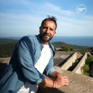 Ismaël Khelifa Instagram - Merci d'avoir été si nombreux à suivre @ismaelkhelifa  dans ses Echappées Belles inédites en #Croatie hier soir sur @france5 .

Retrouvez #EchappéesBelles sur @france.tv ➡ http://bit.ly/EchappeesBellesReplay

Merci aux équipes : @bo_travail  @fkpoirier  @Anne Duchene @Sylvain Delecroix  Antonin de Paris #patricklefrere

Obtenir toutes les informations nécessaires pour un séjour en Croatie 
Croatia Full of life 
https://croatia.hr/fr-fr
#CroatiaFullOfLife
@croatiafulloflife

L’épicier en bateau entre Dugi Otok et les iles Kornati: 
@krsovica_izletiste 

Visiter les îles Kornati en bateau croisière:
Destina Boat Excursions 
@destina_vd 
www.destina-vodice.hr

Dormir sur les iles Kornati:
Core Restaurant Kornati 
@corekornati 
www.core-Kornati.com

Visiter le musée des bateaux en bois de Betina: 
Muzej betinske drvene brodogradnje 
www.mbdb.hr

Responsable de l’association des bateaux en bois de Murter: 
www.latinskoidro.hr

Faire du Kayak du Dugi Otok: 
Kayak&Bike Tours Zadar 
https://www.kayaktours-croatia.com/

Acheter du poisson séché Kali: MOĆUN
https://www.facebook.com/MOĆUN-1901467323462767/

Acheter les produits de beauté ou locaux de Liliana: 
Opg Mađerić 
https://www.instagram.com/opg_maderic/?hl=fr

Sur l’île de Pag:
Plonger sur les amphores:
foka.hr 
www.foka.hr
www.discover-pag.com

Sur l’ile de Pag: Goûter au vin de Corail:
www.coralseawine.com

Sortir en club à Pag:
Noa Beach Club 
@noabeachclub 
www.noa-zrce.com

Partir en plongée en apnée avec Danijel sur les épaves: https://www.feeladriaticnature.com/

Manger au restaurant de spécialité d’agneau à Kolan: téléphone:  385 95 902 3658

Participer à la création de la plus longue mosaïque du monde à Vela Luka : 
info@lsvl.hr
Luka mozaika - World's longest mosaic 

Déguster les pâtisseries de Tamara à Korcula : 
Setaliste Petra Kanavelića 6, Korcula 20260

Manger au restaurant auquel Marino fournit des plats en céramique : 
Laganini lougne bar and fish house
 385 91 174 4976
Palmižana 33, 21450, Hvar, Croatie
