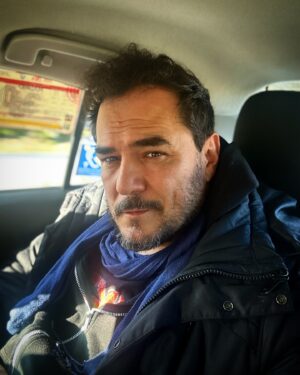 Ismael Serrano Instagram - Casi 50. Madre mía, cómo pasa el tiempo. Y para sobrellevarlo me hago el lindo en el taxi. Ya ves. 🤷🏻‍♂️