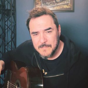 Ismael Serrano Instagram - Guitarreada improvisada por el Nano. Vuela esta canción.