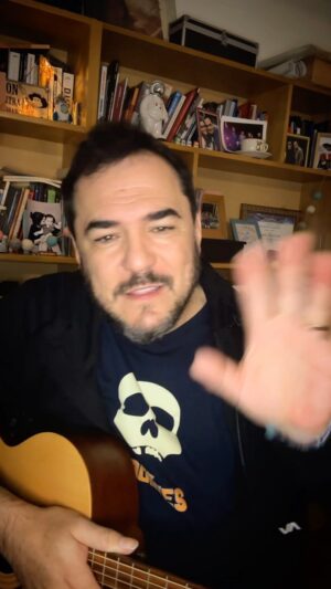 Ismael Serrano Instagram - Gracias de corazón. La entradas volaron. Y recibimos muchas donaciones. Los que hoy no habéis podido hacer vuestra donación, estáis siempre a tiempo de ayudar a la gente de @refusoldenoche 
En tiempos difíciles, el pueblo salva al pueblo. 
Gracias por acudir siempre a la llamada.