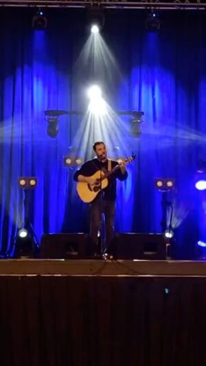 Ismael Serrano Instagram - A menudo nos da por ahí en las pruebas de sonido: catamos viejas canciones por darnos el gusto, por recordar a quienes nos inspiran. Hoy en Concepción, Chile.