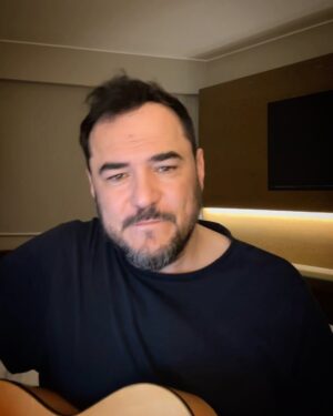 Ismael Serrano Instagram - Es improbable que el algoritmo nos cruzara. Pero me dio por cantar por Shakira. En un hotel de Santiago de Chile.