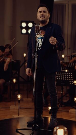 Ismael Serrano Instagram - Ya está disponible “Vértigo” sinfónico en todas las plataformas, el primer adelanto de un disco que verá la luz antes de que termine el año y que recopila parte de mi repertorio en ese formato.
Y de repente, por un instante, el vértigo se detiene.