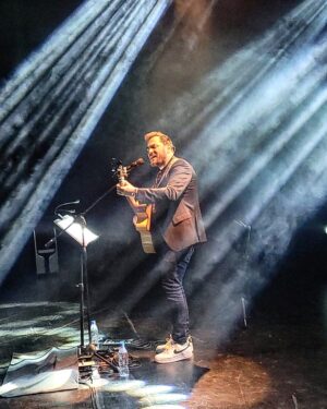 Ismael Serrano Instagram - Gracias, Ituzaingó. Qué noche emocionante. Mañana vamos a Tigre y pasado a Lomas de Zamora, en ambos teatros con localidades agotadas!!!
Gracias de corazón!