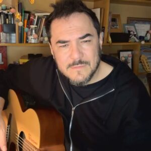 Ismael Serrano Instagram - Así andamos. Trasnochando y de guitarreada. Mañana a recorrer la provincia de Argentina (Ituzaingó, Lomas de Zamora y Tigre), de ahí a República Dominicana (segunda visita después de tantos años!!!) y de ahí a Costa Rica (concierto con Jacob al piano y cuarteto de cuerdas!). Y vuelta al verano en España.